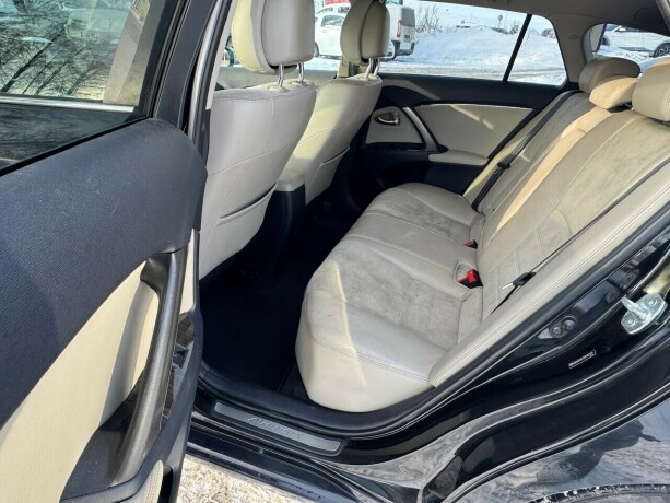 toyota-avensis-diesel-2012-big-9