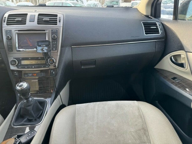 toyota-avensis-diesel-2012-big-16