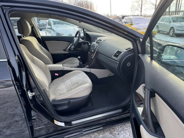 toyota-avensis-diesel-2012-big-8