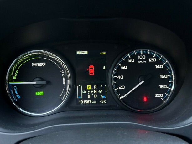 mitsubishi-outlander-elektrisitetbensin-2014-big-16