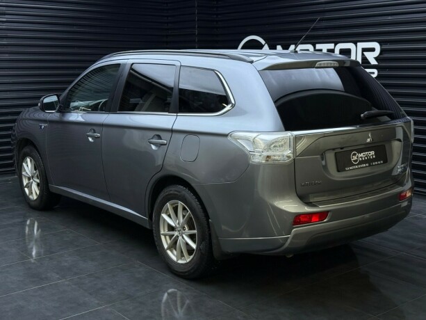 mitsubishi-outlander-elektrisitetbensin-2014-big-1