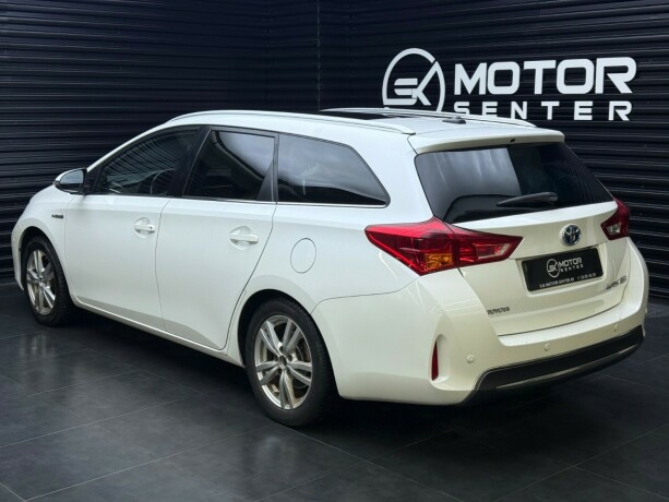 toyota-auris-elektrisitetbensin-2015-big-1