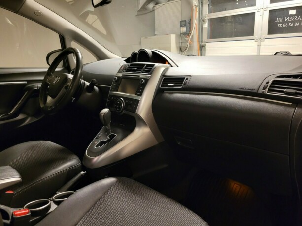 toyota-verso-bensin-2013-big-11