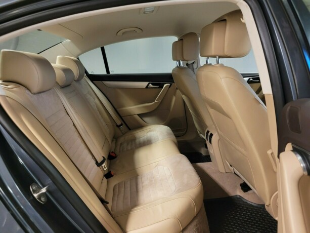 volkswagen-passat-bensin-2012-big-19