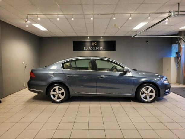 volkswagen-passat-bensin-2012-big-4