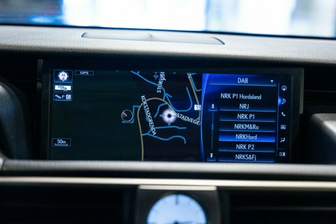 lexus-is-elektrisitetbensin-2018-big-15