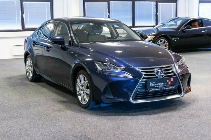 lexus-is-elektrisitetbensin-2018-big-3
