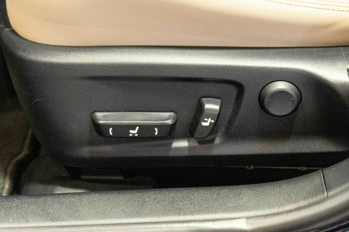 lexus-is-elektrisitetbensin-2018-big-11