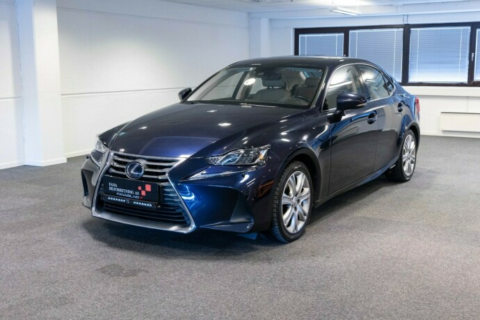 lexus-is-elektrisitetbensin-2018-big-0