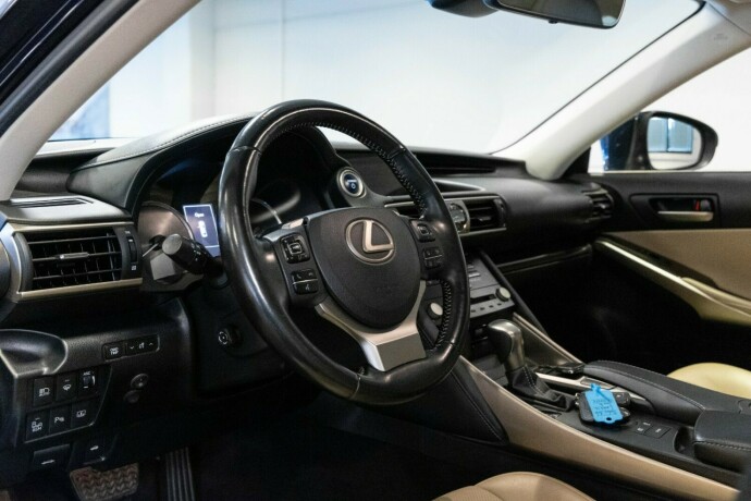 lexus-is-elektrisitetbensin-2018-big-5