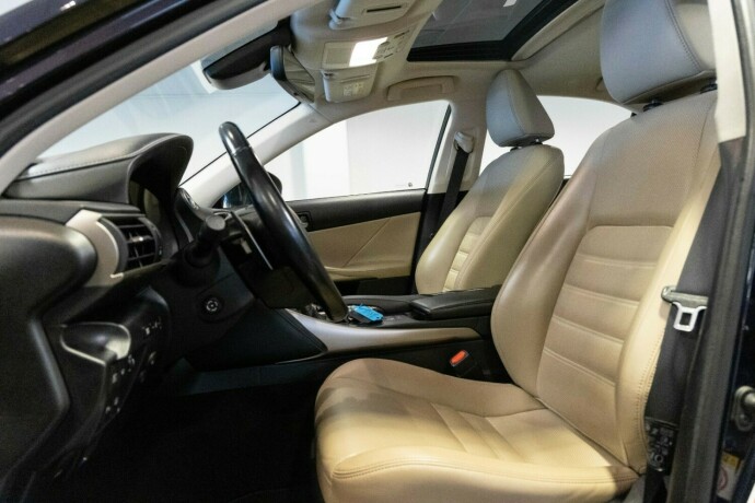 lexus-is-elektrisitetbensin-2018-big-4