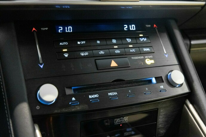 lexus-is-elektrisitetbensin-2018-big-18