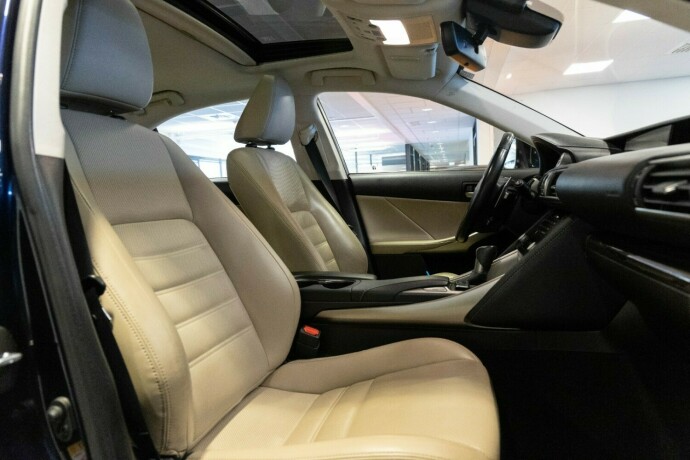 lexus-is-elektrisitetbensin-2018-big-10