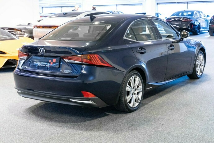 lexus-is-elektrisitetbensin-2018-big-2