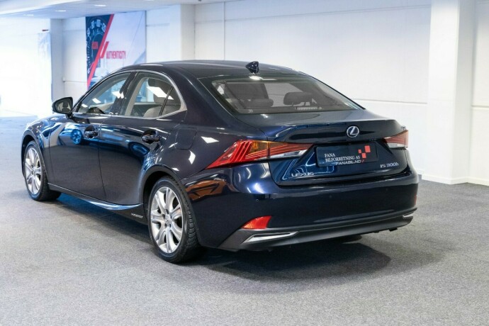 lexus-is-elektrisitetbensin-2018-big-1