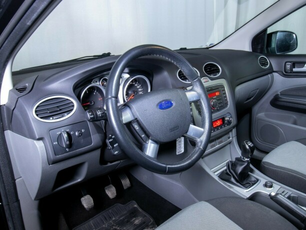 ford-focus-diesel-2010-big-35