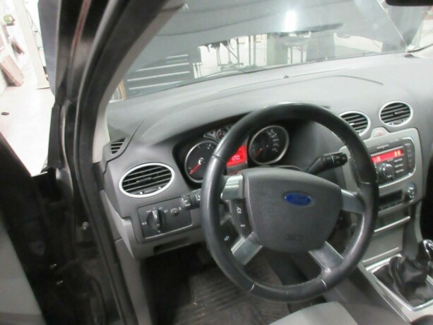 ford-focus-diesel-2010-big-9