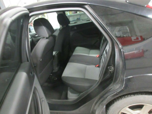 ford-focus-diesel-2010-big-12