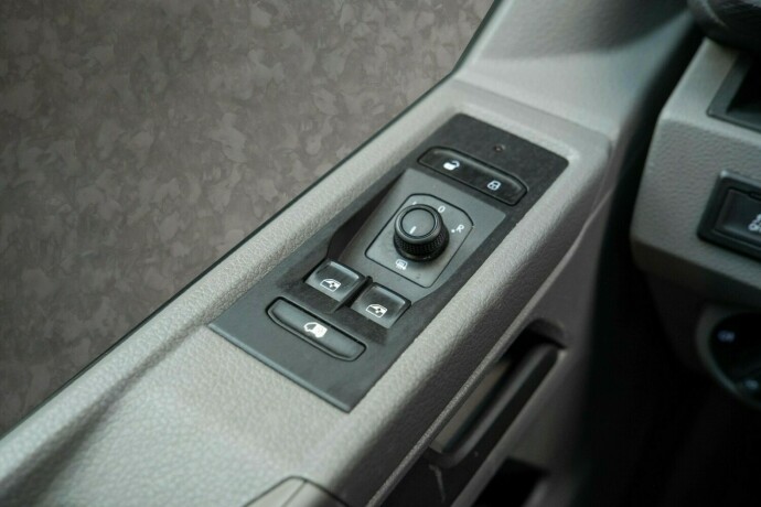 volkswagen-transporter-diesel-2023-big-27