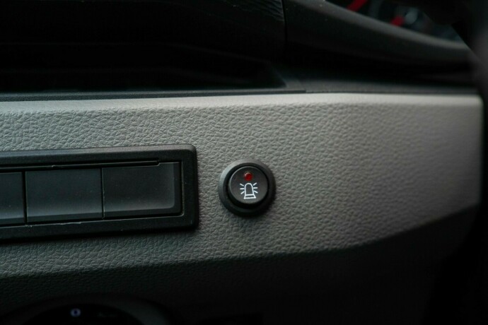 volkswagen-transporter-diesel-2023-big-25