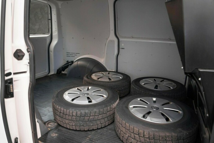 volkswagen-transporter-diesel-2023-big-13