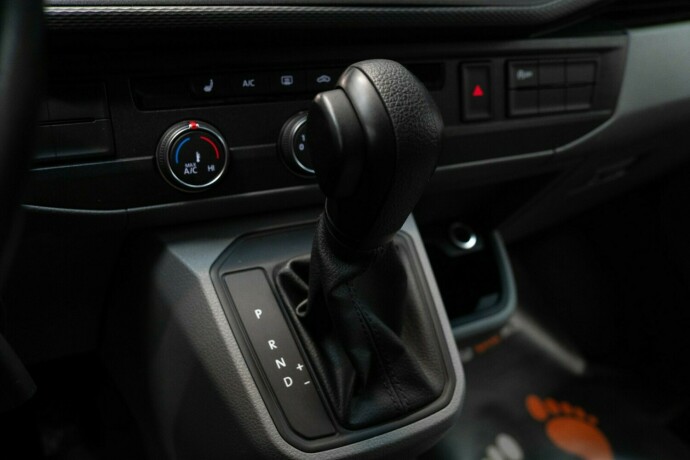 volkswagen-transporter-diesel-2021-big-15