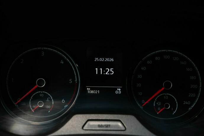 volkswagen-transporter-diesel-2021-big-9