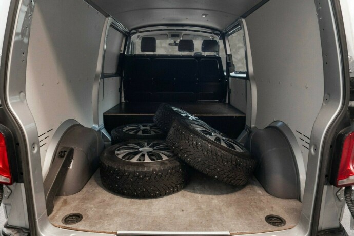 volkswagen-transporter-diesel-2021-big-25