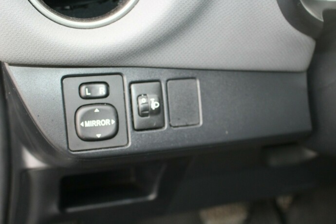 toyota-yaris-elektrisitetbensin-2014-big-8