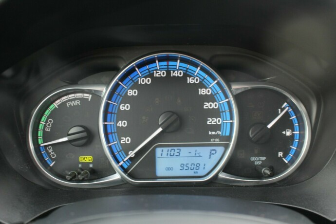 toyota-yaris-elektrisitetbensin-2014-big-9