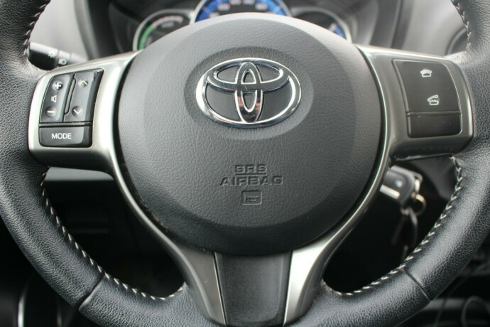 toyota-yaris-elektrisitetbensin-2014-big-10