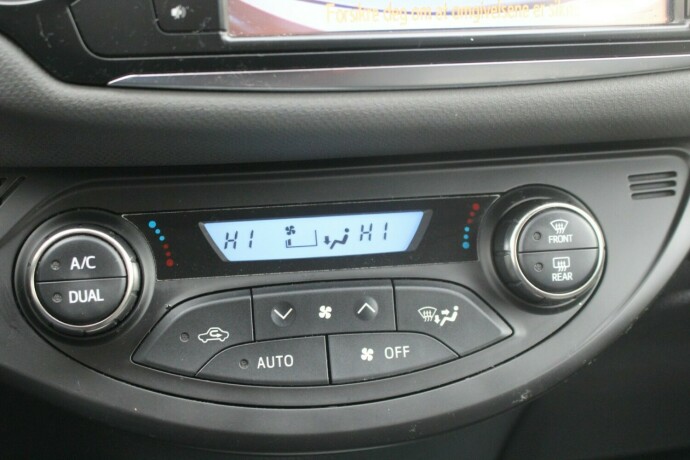 toyota-yaris-elektrisitetbensin-2014-big-13