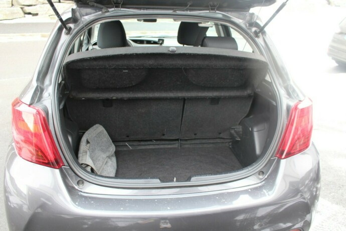 toyota-yaris-elektrisitetbensin-2014-big-5