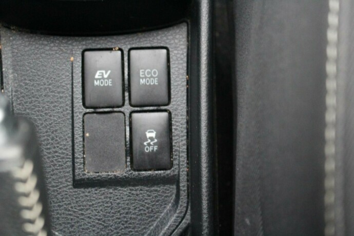 toyota-yaris-elektrisitetbensin-2014-big-15