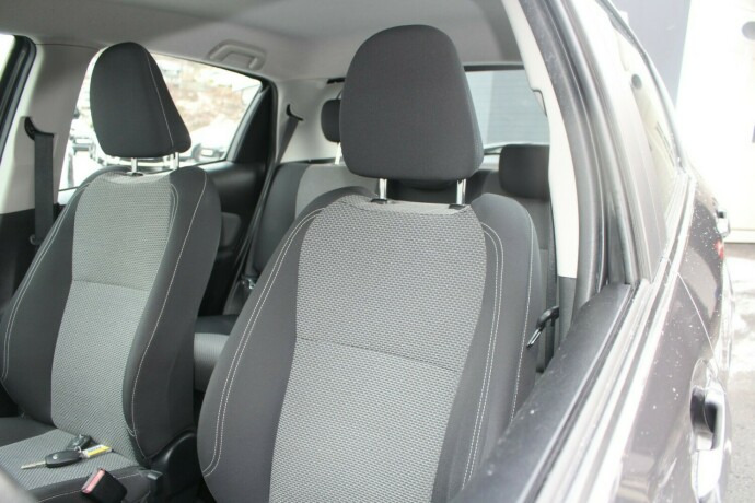 toyota-yaris-elektrisitetbensin-2014-big-6