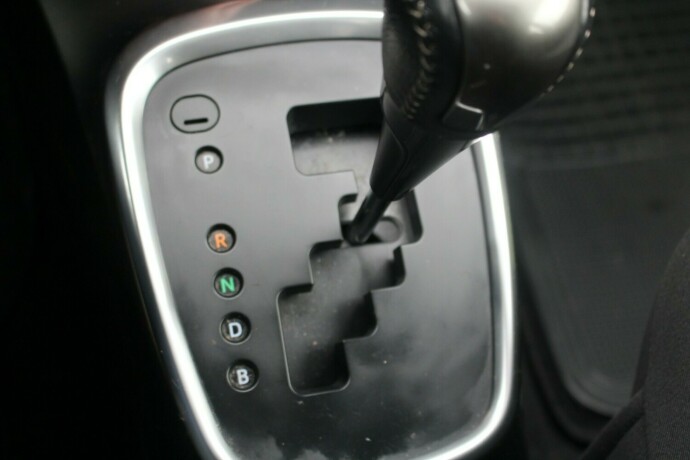 toyota-yaris-elektrisitetbensin-2014-big-14