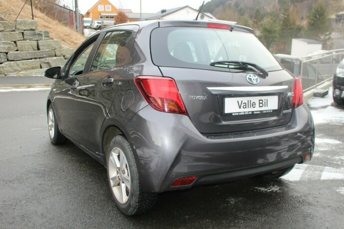 toyota-yaris-elektrisitetbensin-2014-big-3