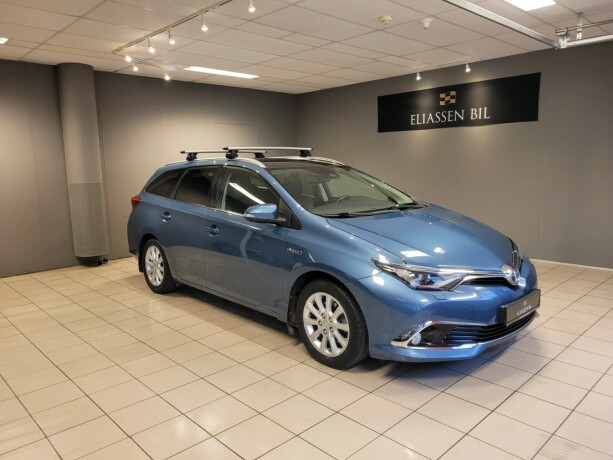 toyota-auris-elektrisitetbensin-2015-big-1