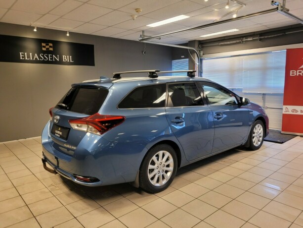 toyota-auris-elektrisitetbensin-2015-big-5