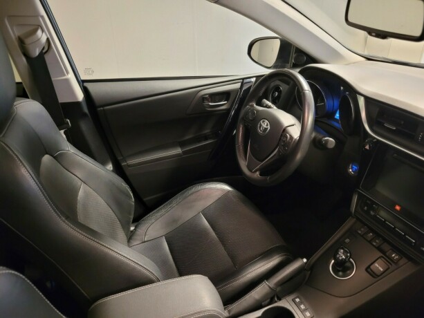 toyota-auris-elektrisitetbensin-2015-big-15