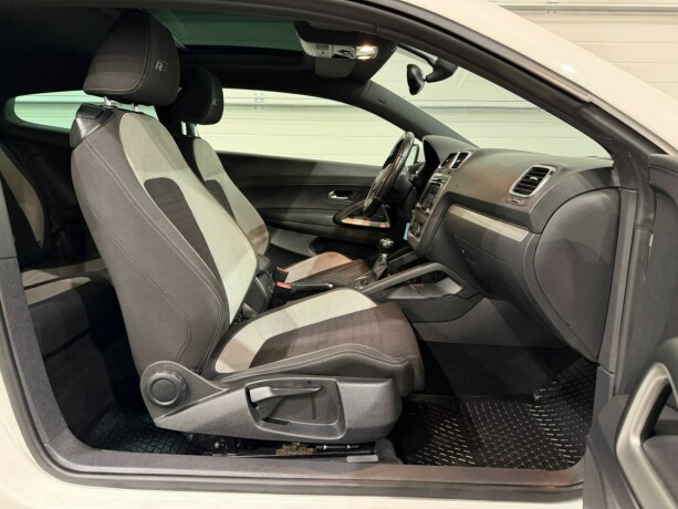 volkswagen-scirocco-diesel-2011-big-8