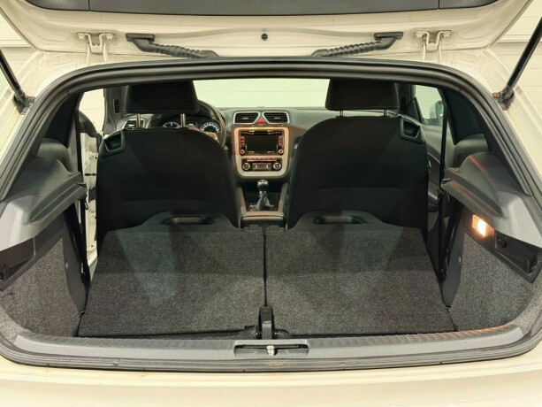 volkswagen-scirocco-diesel-2011-big-13