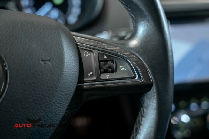 skoda-octavia-scout-bensin-2015-big-31