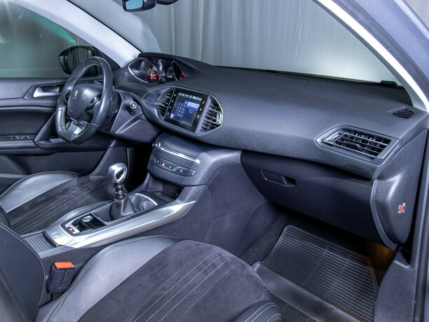 peugeot-308-bensin-2014-big-45