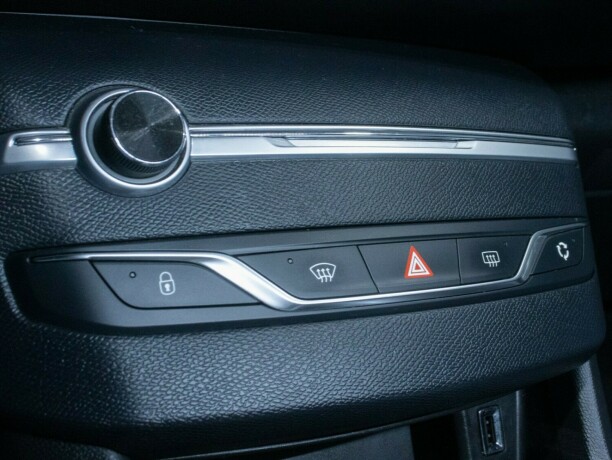 peugeot-308-bensin-2014-big-35