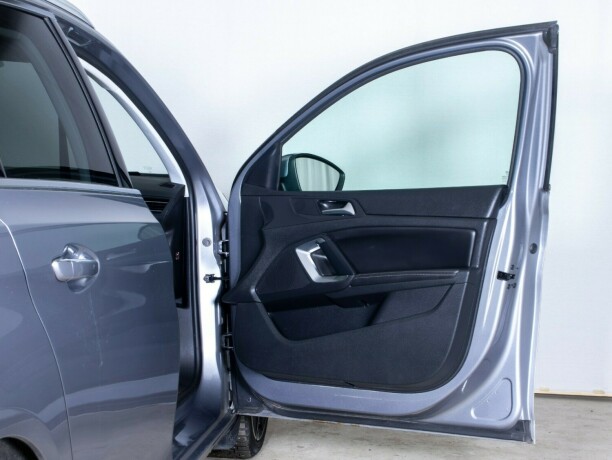 peugeot-308-bensin-2014-big-13