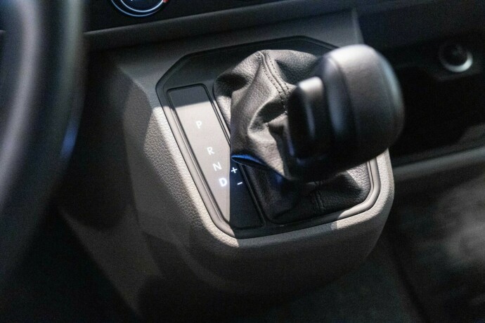 volkswagen-transporter-diesel-2023-big-20