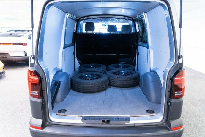 volkswagen-transporter-diesel-2023-big-7