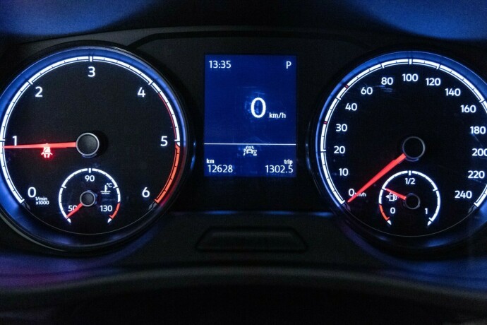 volkswagen-transporter-diesel-2023-big-13