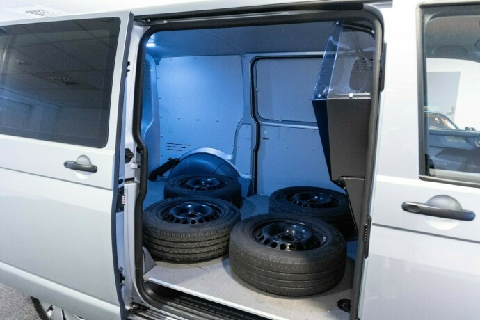 volkswagen-transporter-diesel-2023-big-8